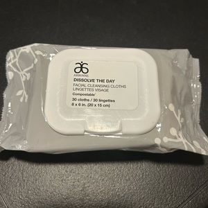 Arbonne Dissolve the Day Facial Cleansing Cloths
30 Wipes